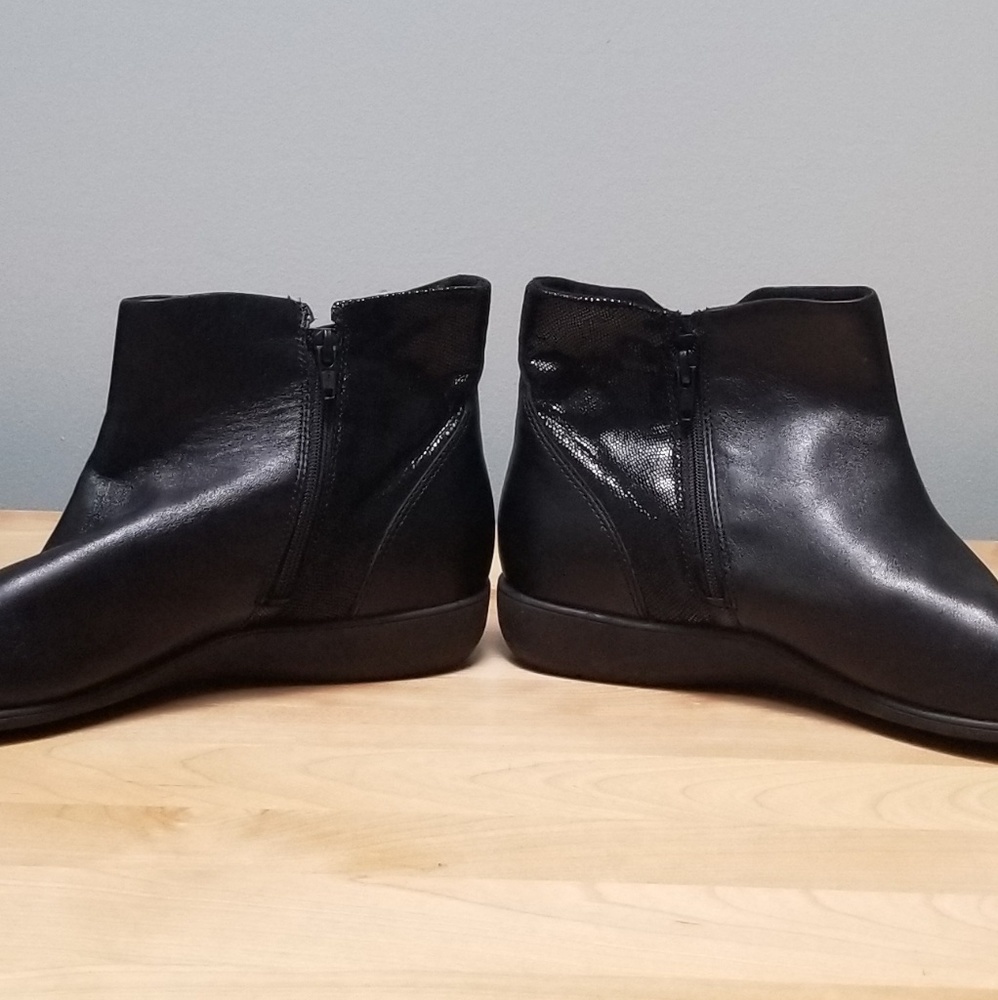 ARAVON | BLACK LEATHER SIDE ZIP BOOTIES, SZ 10 B - Picture 6 of 8